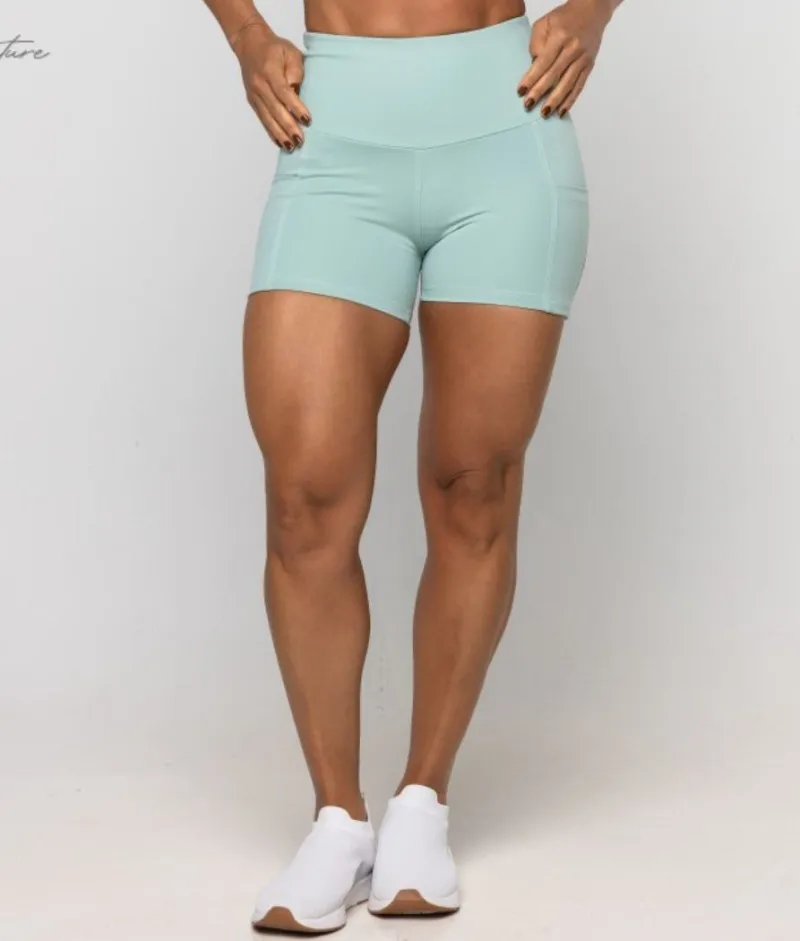 Short Larissa